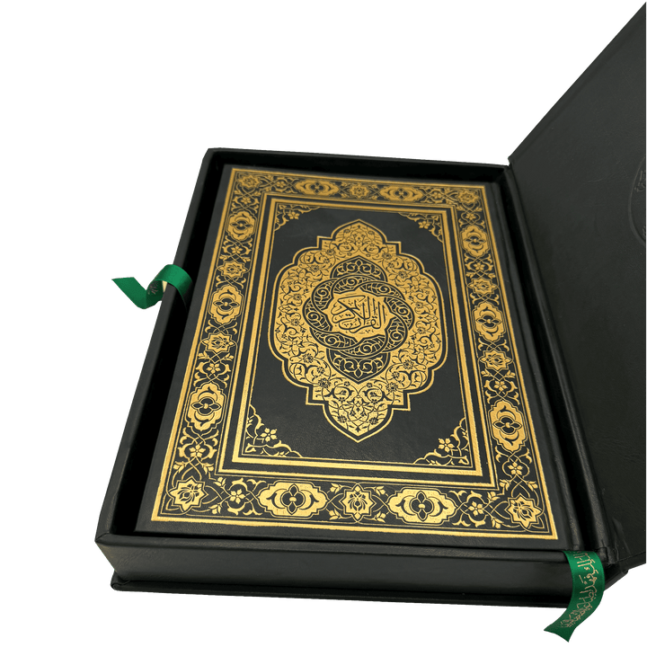 Premium Medina Mushaf Koran Quran auf Arabisch in edler Aufbewahrungsbox in Lederoptik mit Tiefprägung und praktischem Entnahmeband Nahaufnahme